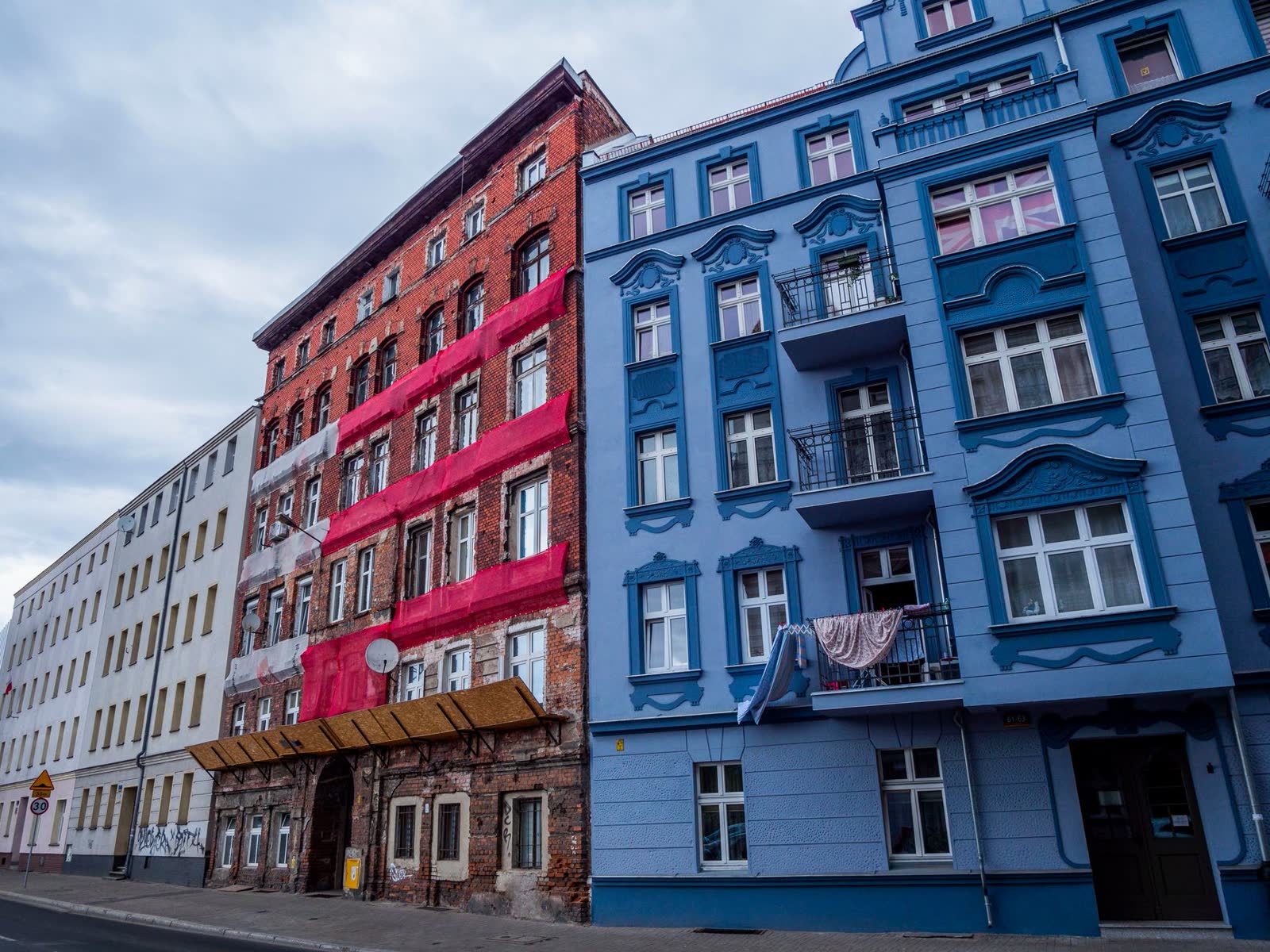 Panelépület felújított homlokzata