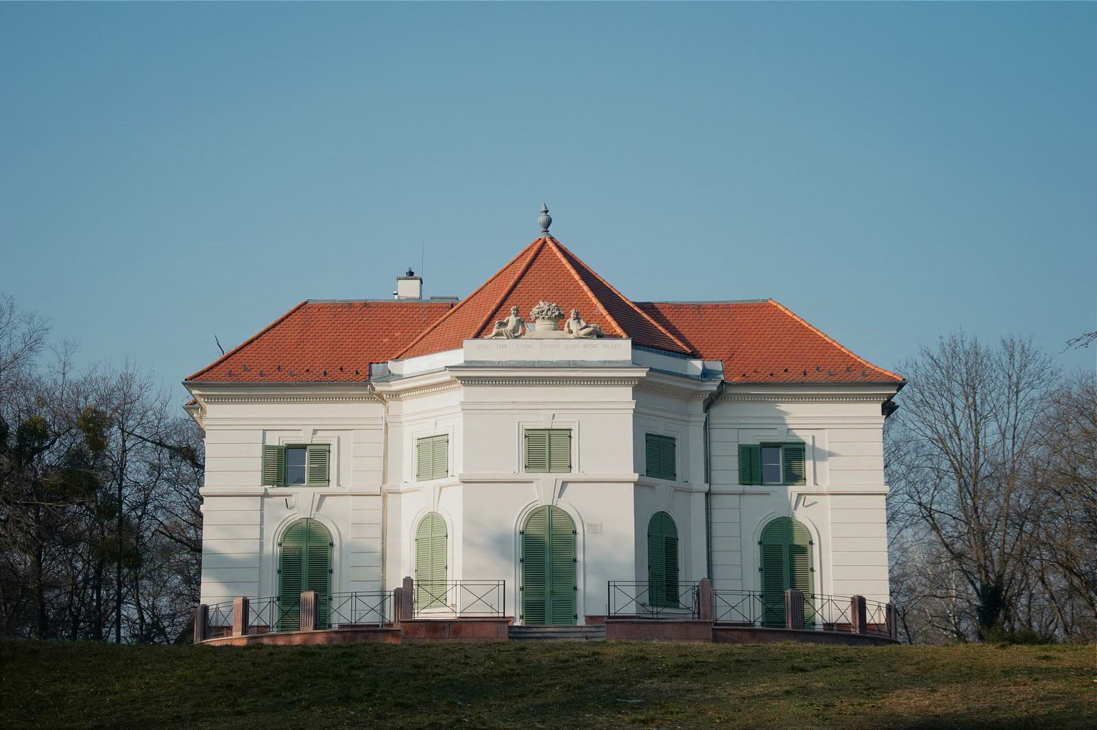 Századfordulós villa díszes homlokzata
